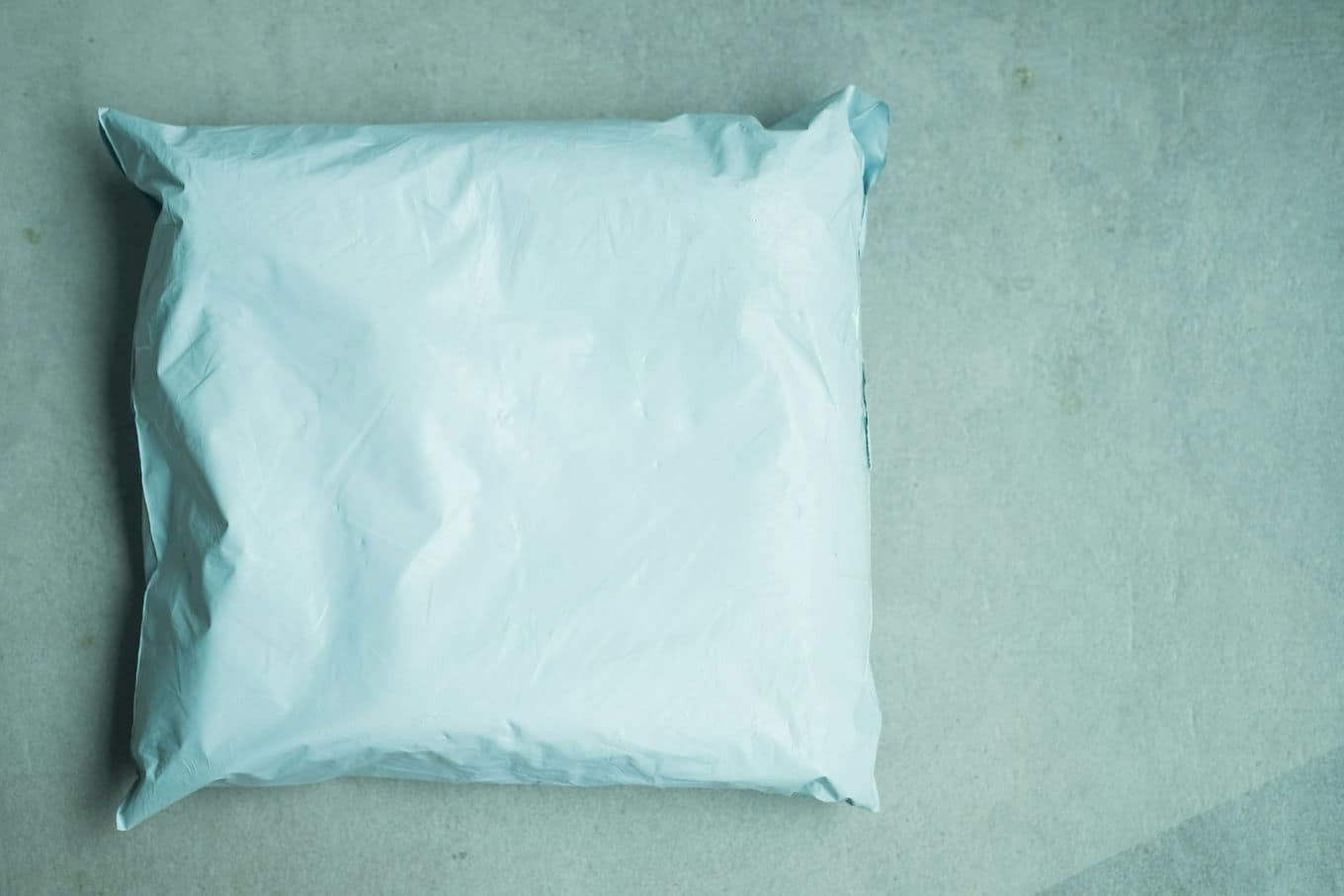 Jakie są różnice między workami kurierskimi a tradycyjnymi opakowaniami?